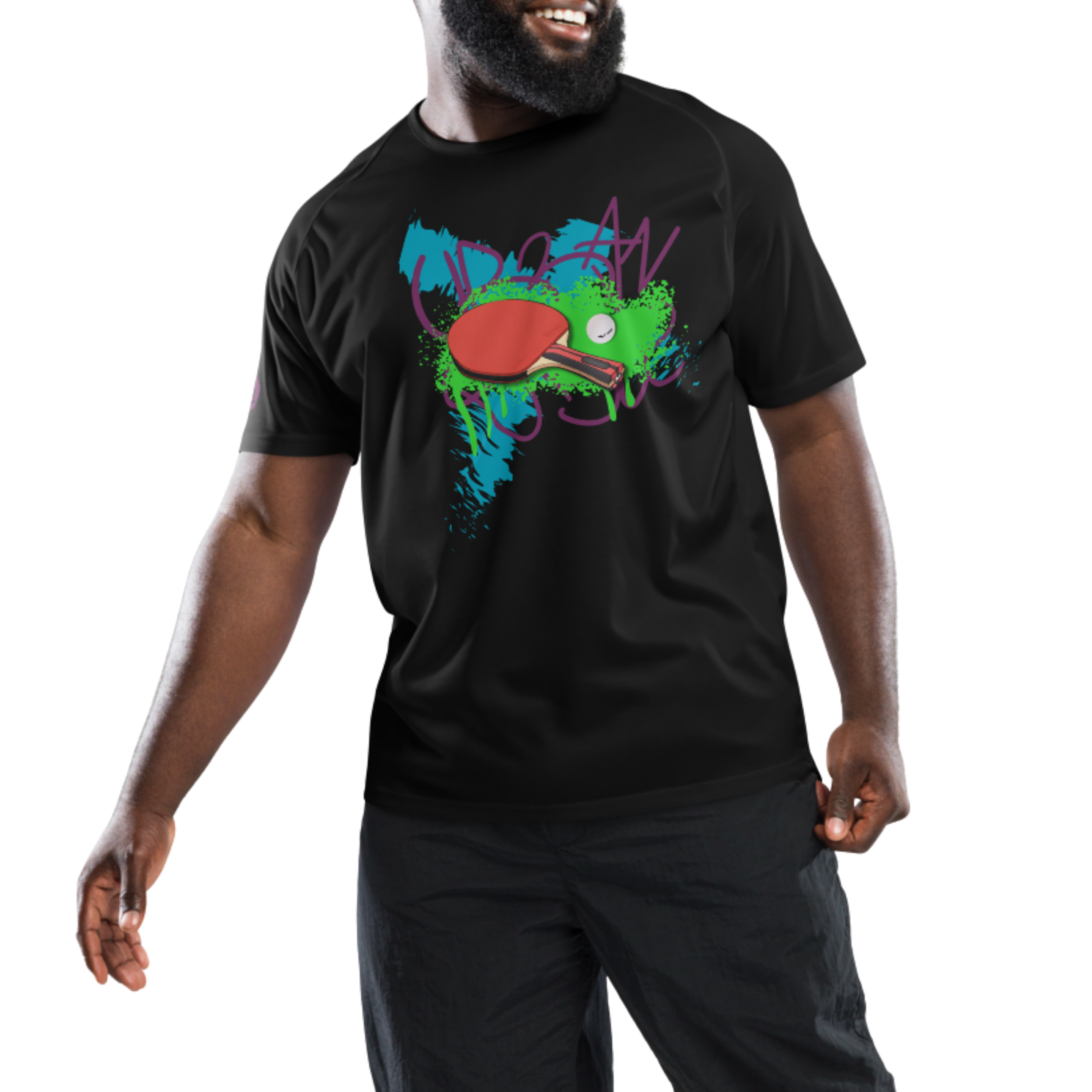 Camiseta deportiva color azul con pala de ping pong con goma negra y pelota profesional a su lado. Fondo street style con manchas de pintura de brocha y aerosol en tres colores contrastantes: fuxia, naranja y amarillo. 